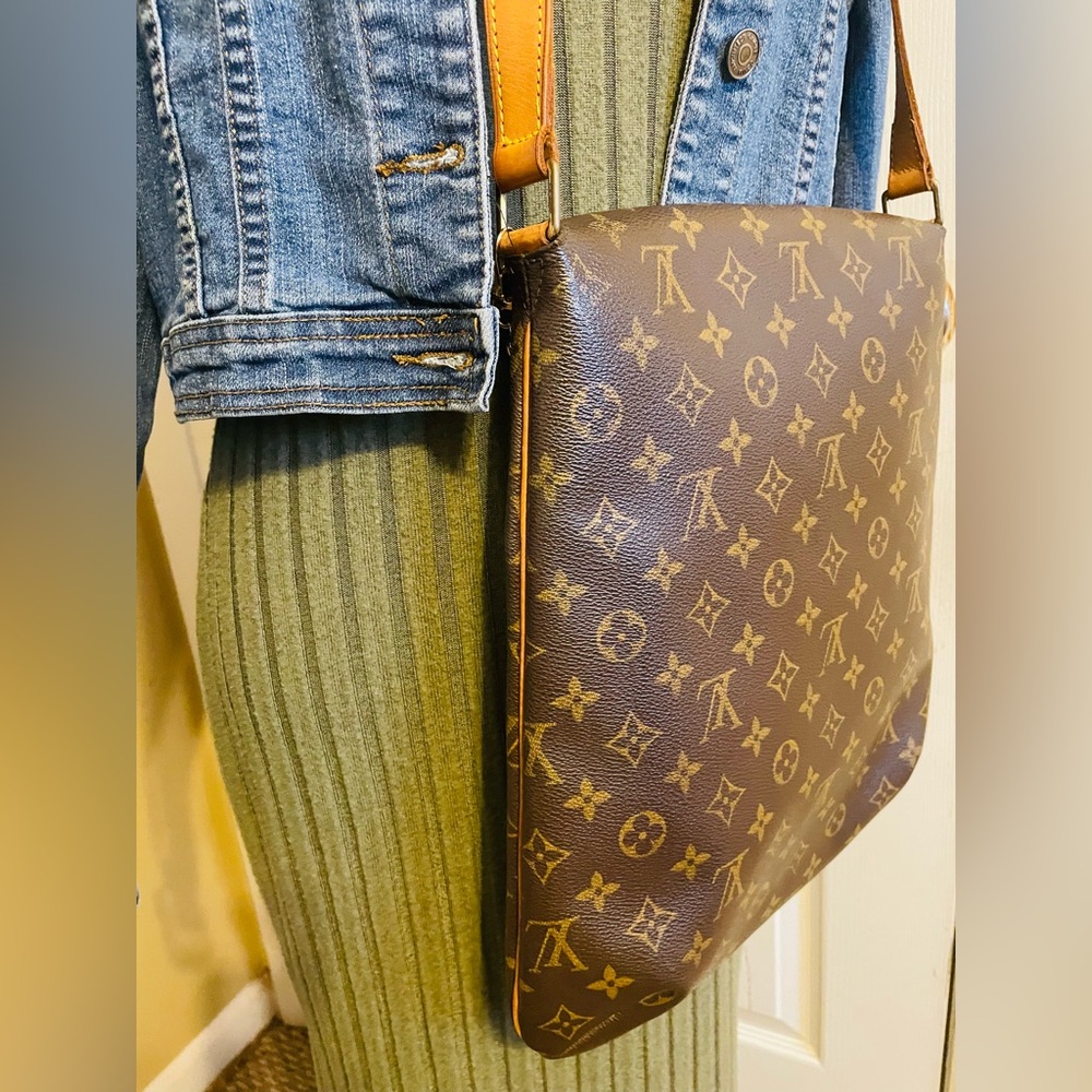 Louis Vuitton Musette Monogram Crossbody Bag - Picture 11 of 17